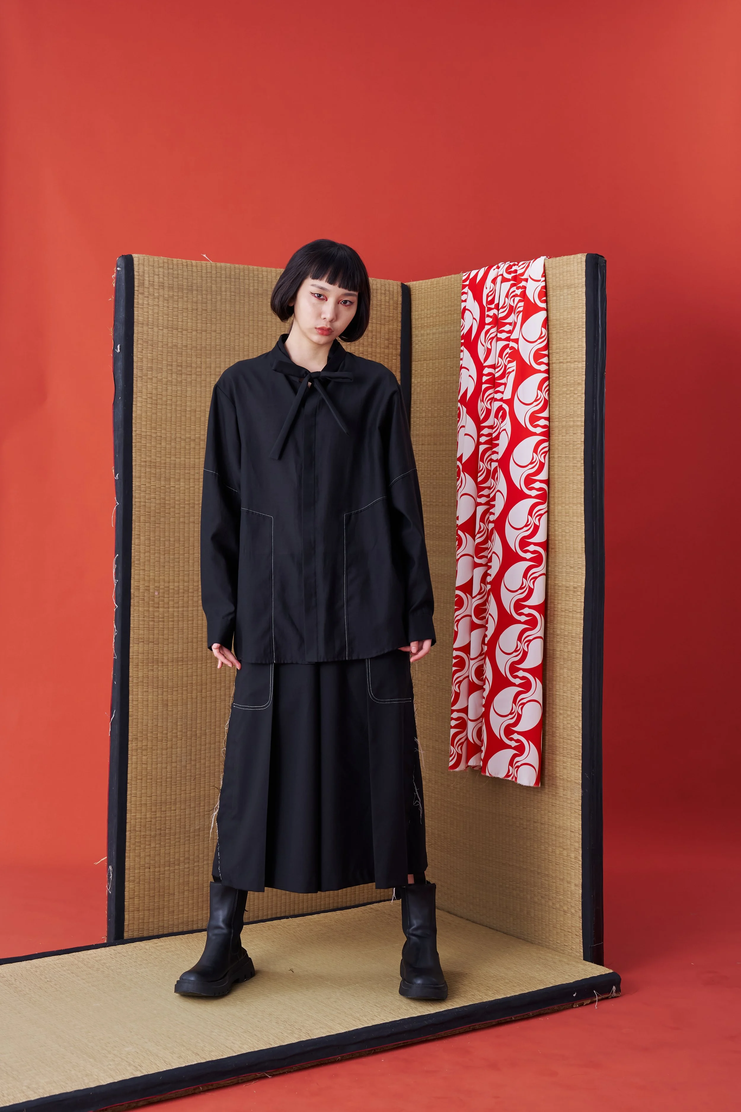 ワンピース emboss pattern deep tuck side gather OP emboss pattern シンプルな deep tuck side gather OP